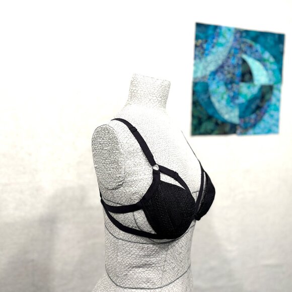 Pretty, Sexy, and Practical Black Push-Up Bra - 34A - Picture 5 of 10